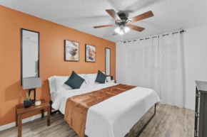 Stunning Area - King Suite - 2 Mins from UT - 5 Mins from DT - Free Parking